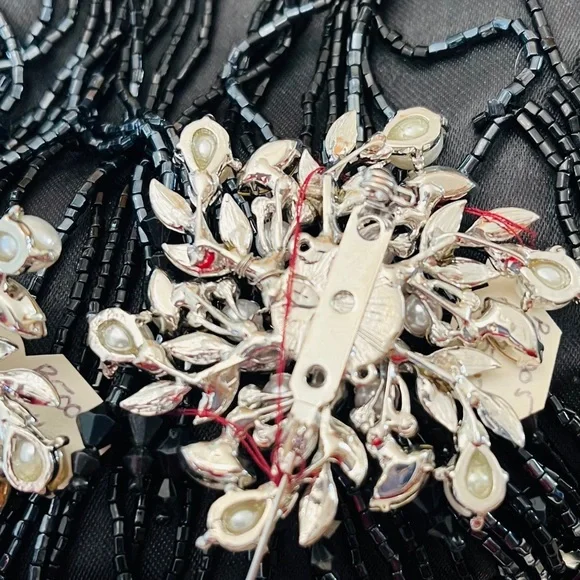 Elegant Silverplated brooch with faux pearls and rhinestones-brand new with tags - Picture 5 of 12